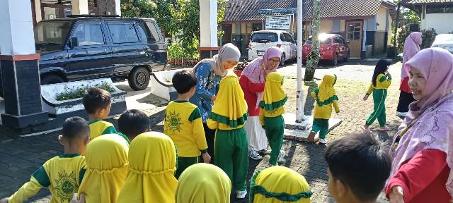 Camat Leksono membersamai anak-anak TK Aisyiyah Leksono pada Jumat, 10 April 2026